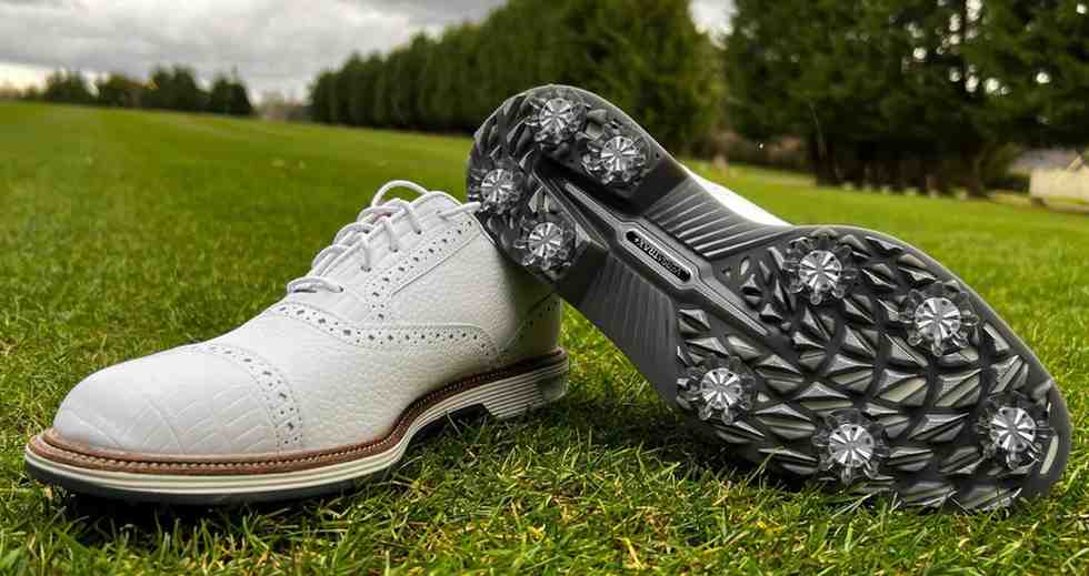 SPIKED OR SPIKELESS GOLF SHOES